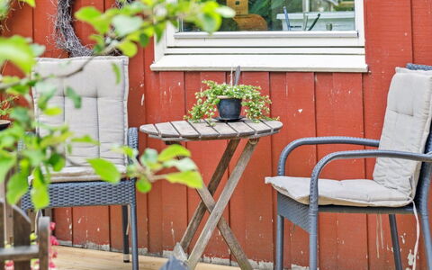 Reika - 1Km from the Sea: Mueble, Mueble Para Exteriores, Silla, Mesa Al Aire Libre, Maceta, Manchas De Madera, Madera Dura, Jardín, Planta De Casa, Brazo
