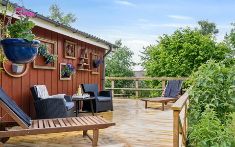 Reika - 1Km from the Sea: Madera, Mueble, Maceta, Madera Dura, Mueble Para Exteriores, Manchas De Madera, Porche, Cubierta, Suelos De Madera