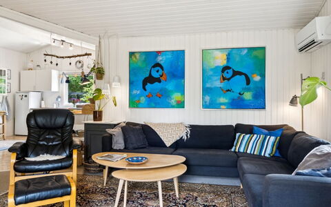 Reika - 1Km from the Sea: Mueble, Sofá, Diseño De Interiores, Sala, Piso, Suelo, Habitación, Marco, Casa