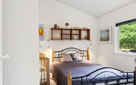 Reika - 1Km from the Sea: Habitación, Cama, Diseño De Interiores, Mueble, Madera, Lecho, Sábana, Techo, Suelo, Piso
