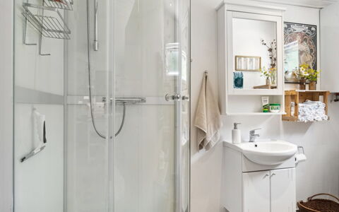 Reika - 1Km from the Sea: Baño, Arreglo De Tubería, Lavabo Del Baño, Diseño De Interiores, Lavabo, Piso, Suelo, Mueble De Baño, Grifo, Plomería