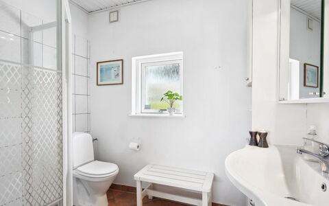 Annabeth - 300M to the Fjord: Piso, Arreglo De Tubería, Suelo, Diseño De Interiores, Baño, Techo, Baño, Plomería, Lavabo, Habitación