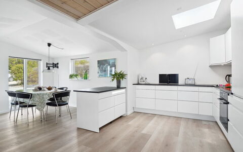 Annabeth - 300M to the Fjord: Piso, Mueble, Diseño De Interiores, Cocina, Suelo, Suelos De Madera, Mostrador, Madera, Gabinetes, Techo