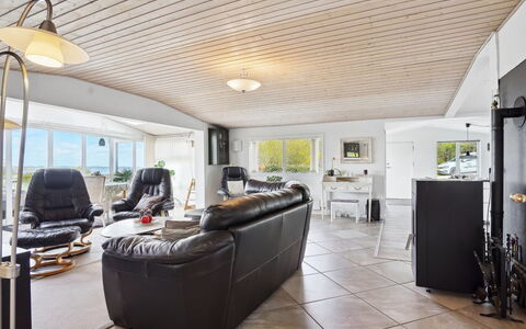 Annabeth - 300M to the Fjord: Diseño De Interiores, Piso, Techo, Madera, Sofá, Mueble, Suelo, Sala, Encendiendo, Casa