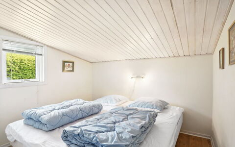 Annabeth - 300M to the Fjord: Madera, Habitación, Techo, Cama, Suelo, Diseño De Interiores, Piso, Sábana, Lecho, Casa