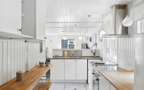 Self - 400M to the Fjord: Cocina, Mostrador, Diseño De Interiores, Madera, Techo, Aparato De Cocina, Piso, Lámpara, Gabinetes, Electrodoméstico