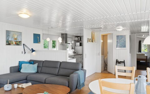 Self - 400M to the Fjord: Madera, Diseño De Interiores, Piso, Techo, Mueble, Suelo, Sala, Casa, Sofá, Habitación