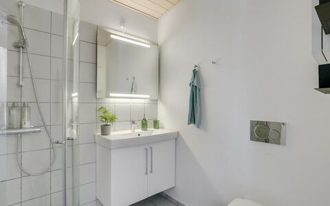Self - 400M to the Fjord: Diseño De Interiores, Piso, Arreglo De Tubería, Pared, Suelo, Lavabo Del Baño, Baño, Techo, Lavabo, Mueble De Baño