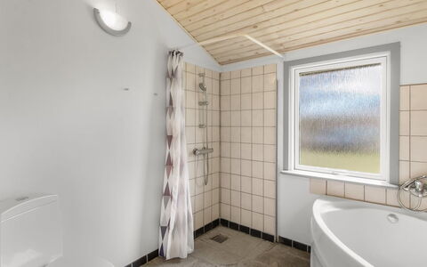 Aiden - 300M from the Sea: Pared, Piso, Diseño De Interiores, Suelo, Techo, Arreglo De Tubería, Baño, Plomería, Material Compuesto, Habitación