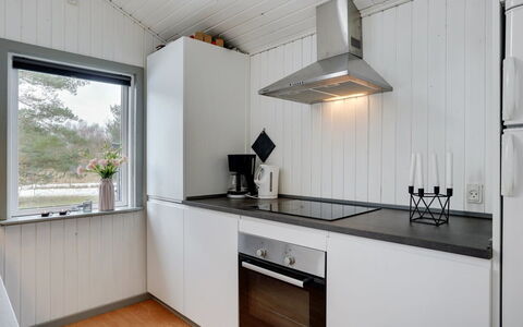 Aiden - 300M from the Sea: Cocina, Madera, Piso, Aparato De Cocina, Mostrador, Diseño De Interiores, Electrodoméstico, Techo, Electrodoméstico, Suelo