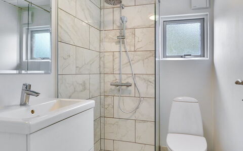 Nina - 700M to the Fjord: Baño, Piso, Arreglo De Tubería, Diseño De Interiores, Suelo, Baño, Asiento Del Baño, Techo, Plomería, Loseta