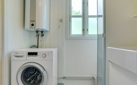 Gunward - 1.5Km from the Sea: Barrio Residencial, Techo, Suburbio, Entrada De Coches, Inmuebles, Tubo De Lámpara