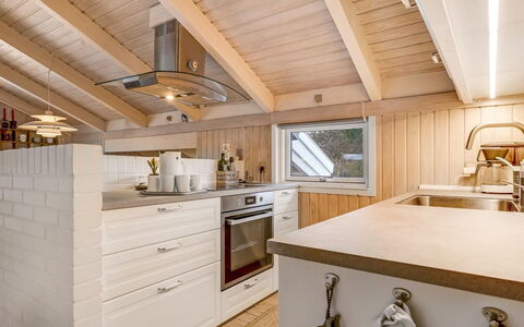 Alexi - 150M from the Sea: Cocina, Mostrador, Madera, Techo, Diseño De Interiores, Piso, Aparato De Cocina, Gabinetes, Lámpara, Suelo
