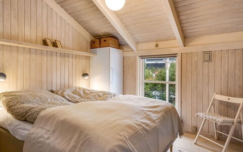 Alexi - 150M from the Sea: Cama, Habitación, Diseño De Interiores, Madera, Piso, Suelo, Techo, Sábana, Mueble, Lecho
