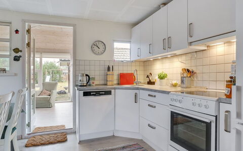 Skaghe - 200M from the Sea: Cocina, Aparato De Cocina, Mostrador, Piso, Diseño De Interiores, Electrodoméstico, Mueble, Suelo, Gabinetes, Madera