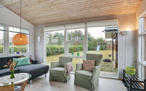 Skaghe - 200M from the Sea: Diseño De Interiores, Mueble, Madera, Piso, Techo, Suelo, Lámpara, Casa, Sala, Silla