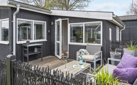 Aarto - 250M from the Sea: Techo, Casa, Casa, Cabaña, Vía Muerta, Inmuebles, Entrada De Coches, Edificios Del Jardín, Yarda, Cobertizo