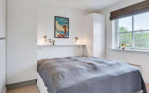 Sipi - 100M from the Sea: Cama, Habitación, Mueble, Diseño De Interiores, Lecho, Sábana, Madera, Piso, Techo, Suelo