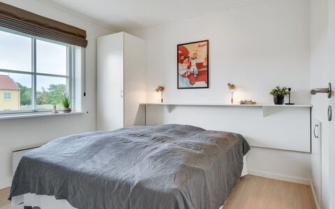 Sipi - 100M from the Sea: Cama, Mueble, Habitación, Diseño De Interiores, Madera, Piso, Suelo, Techo, Lecho, Sábana