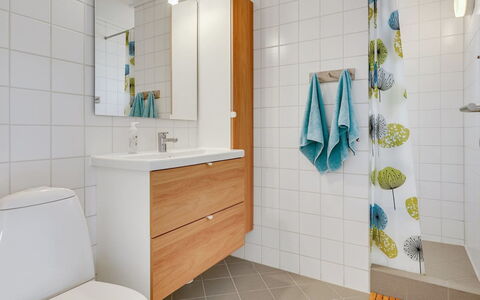 Sipi - 100M from the Sea: Baño, Piso, Arreglo De Tubería, Suelo, Diseño De Interiores, Lavabo Del Baño, Lavabo, Baño, Mueble De Baño, Asiento Del Baño