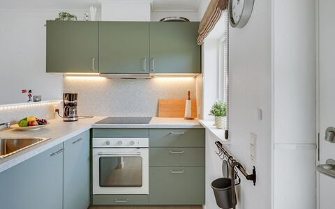Sipi - 100M from the Sea: Cocina, Aparato De Cocina, Mostrador, Mueble, Diseño De Interiores, Electrodoméstico, Gabinetes, Piso, Madera, Estufa De Cocina