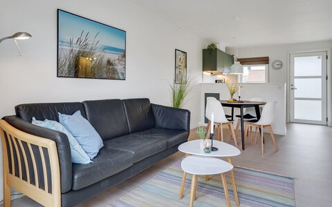 Sipi - 100M from the Sea: Diseño De Interiores, Sofá, Piso, Mueble, Madera, Sala, Suelo, Habitación, Departamento, Techo