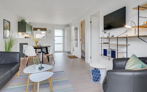 Sipi - 100M from the Sea: Diseño De Interiores, Mueble, Piso, Techo, Departamento, Suelo, Sala, Casa, Sofá, Habitación
