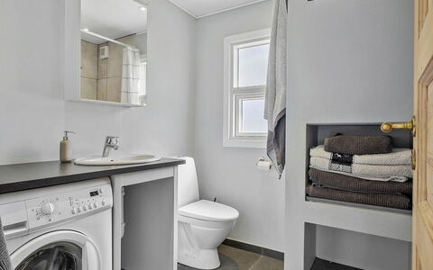 Kjartan - 1.2Km from the Sea: Lavadora, Arreglo De Tubería, Piso, Suelo, Baño, Diseño De Interiores, Secadora De Ropa, Lavabo, Techo, Cuarto De Lavado