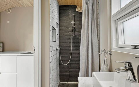 Kjartan - 1.2Km from the Sea: Piso, Pared, Diseño De Interiores, Arreglo De Tubería, Suelo, Madera, Baño, Lavabo, Techo, Grifo