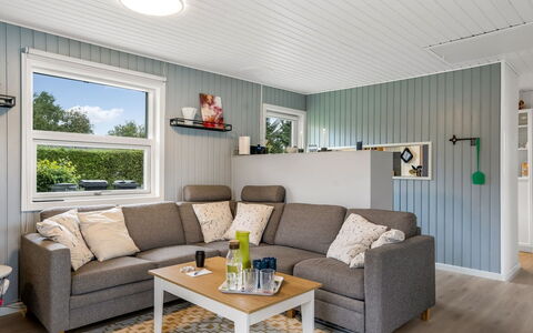 Kjartan - 1.2Km from the Sea: Diseño De Interiores, Madera, Piso, Mueble, Suelo, Techo, Casa, Sofá, Habitación, Sala