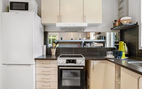 Kjartan - 1.2Km from the Sea: Aparato De Cocina, Cocina, Mostrador, Mueble, Electrodoméstico, Gabinetes, Electrodoméstico, Diseño De Interiores, Estufa De Cocina, Piso