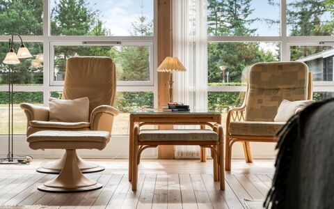 Jannus - 550M from the Sea: Mueble, Diseño De Interiores, Madera, Piso, Silla, Suelo, Suelos De Madera, Encendiendo, Marrón, Sala