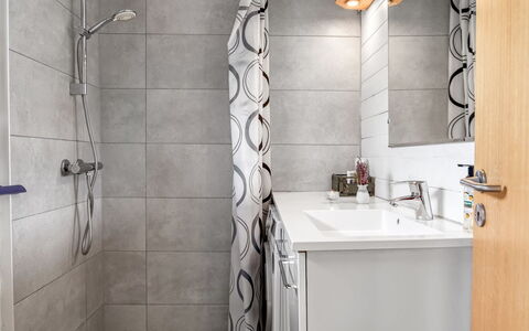 Jannus - 550M from the Sea: Diseño De Interiores, Arreglo De Tubería, Piso, Suelo, Baño, Plomería, Grifo, Loseta, Habitación, Lavabo