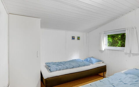 Fergie - 400M from the Sea: Madera, Habitación, Diseño De Interiores, Techo, Suelo, Piso, Cama, Casa, Marco De La Cama, Habitación