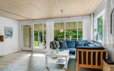 Fergie - 400M from the Sea: Diseño De Interiores, Piso, Madera, Suelo, Mueble, Techo, Suelos De Madera, Casa, Sala, Sofá