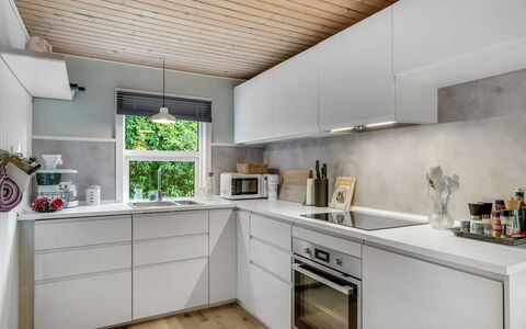 Fergie - 400M from the Sea: Cocina, Aparato De Cocina, Mostrador, Gabinetes, Piso, Diseño De Interiores, Electrodoméstico, Madera, Electrodoméstico, Techo