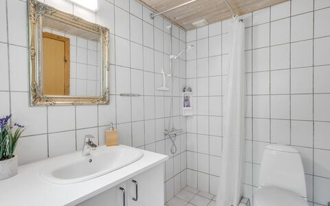 Fergie - 400M from the Sea: Arreglo De Tubería, Piso, Baño, Suelo, Lavabo Del Baño, Diseño De Interiores, Lavabo, Plomería, Grifo, Habitación