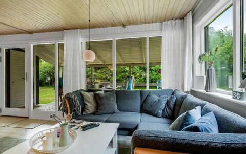 Fergie - 400M from the Sea: Mueble, Diseño De Interiores, Sofá, Piso, Madera, Suelo, Techo, Sala, Casa, Encendiendo
