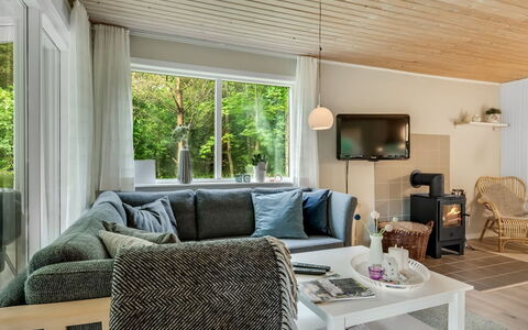 Fergie - 400M from the Sea: Mueble, Diseño De Interiores, Sofá, Piso, Madera, Sala, Suelo, Techo, Habitación, Casa