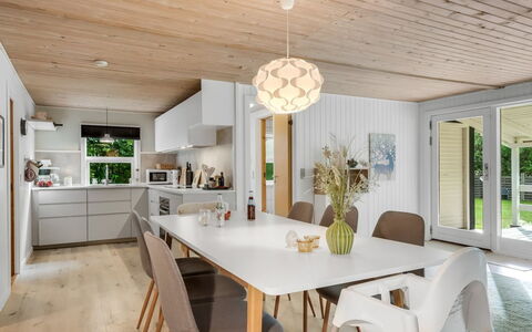 Fergie - 400M from the Sea: Diseño De Interiores, Piso, Mueble, Madera, Suelo, Techo, Lámpara, Cocina Y Comedor Mesa, Suelos De Madera, Comedor