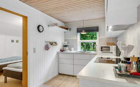Fergie - 400M from the Sea: Cocina, Piso, Diseño De Interiores, Mostrador, Aparato De Cocina, Madera, Techo, Suelo, Mueble, Electrodoméstico