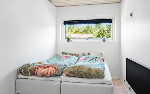 Elviira - 350M from the Sea: Habitación, Cama, Sábana, Lecho, Diseño De Interiores, Marco De La Cama, Habitación, Techo, Almohada, Arrojar La Almohada