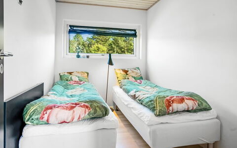 Elviira - 350M from the Sea: Habitación, Cama, Lecho, Marco De La Cama, Sábana, Litera, Dormitorio, Almohada, Hostal, La Luz Del Día