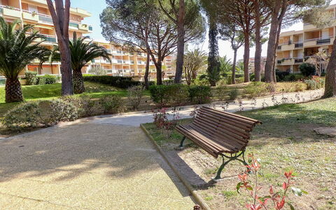 Bormes-Les-Mimosas 200: Departamento, Condominio, Jardín, Sombra, Pasarela, Paisajismo, Césped, Yarda, Banco Al Aire Libre