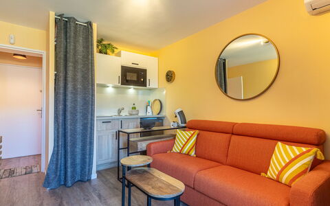 Bormes-Les-Mimosas 200: Mueble, Propiedad, Espejo, Sofá, Edificio, Azur, Mesa, Comodidad, Diseño De Interiores, Madera