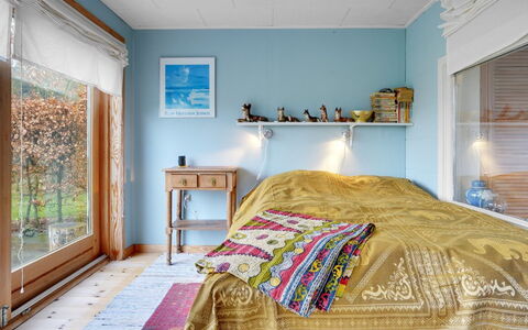 Lenard - 400M from the Sea: Mueble, Diseño De Interiores, Cama, Habitación, Lecho, Sábana, Pared, Suelo, Madera, Linos