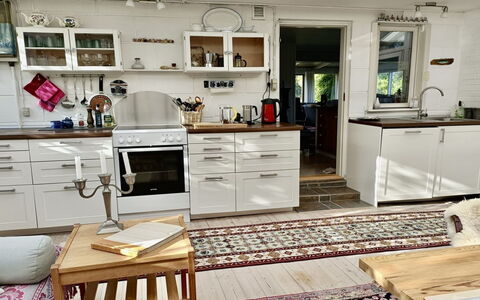 Lenard - 400M from the Sea: Mueble, Cocina, Piso, Gabinetes, Diseño De Interiores, Aparato De Cocina, Mostrador, Suelo, Madera, Electrodoméstico