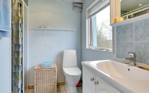 Lenard - 400M from the Sea: Arreglo De Tubería, Baño, Piso, Diseño De Interiores, Lavabo Del Baño, Suelo, Lavabo, Baño, Grifo, Espejo