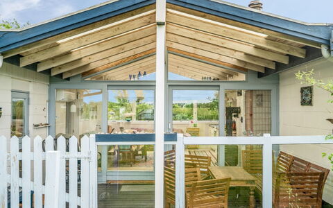 Lenard - 400M from the Sea: Madera, Puerta, Casa, Porche, Cabaña, Cubierta, Sombra, Vía Muerta, Estructura Al Aire Libre, Silla