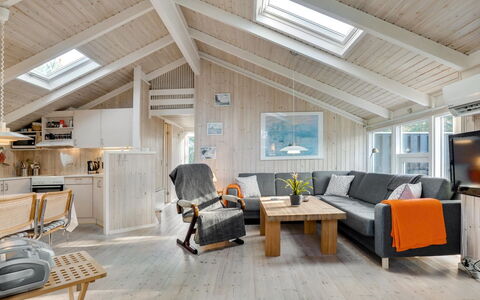 Peter - 400M from the Sea: Madera, Techo, Mueble, Diseño De Interiores, Casa, Sala, Suelos De Madera, Habitación, Cabaña, Madera Dura